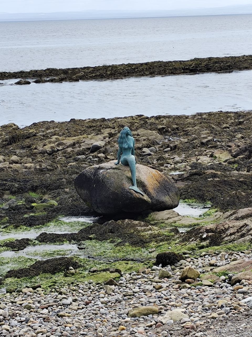La Sirena del Norte sobre la roca Clach Dubh, en Balintore (Escocia)