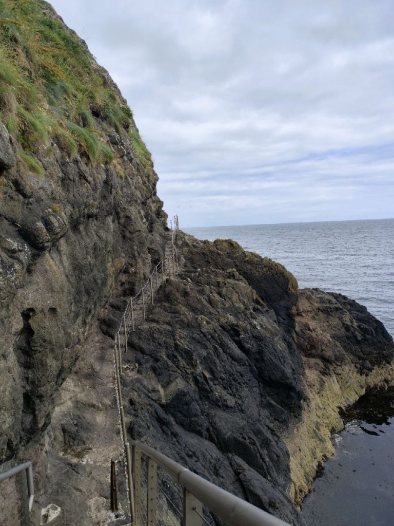 Puente del camino The Gobbins sobre el mar, acantilados de basalto de la costa de Antrim (Irlanda)