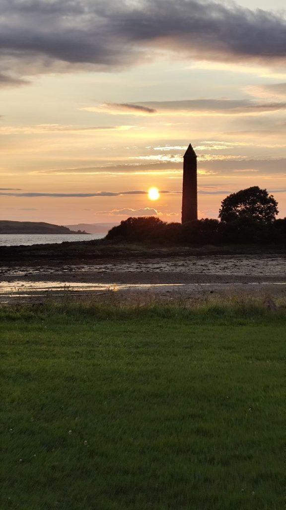 The Pencil, monumento de la Batalla de Largs, en Largs (Escocia), al atardecer