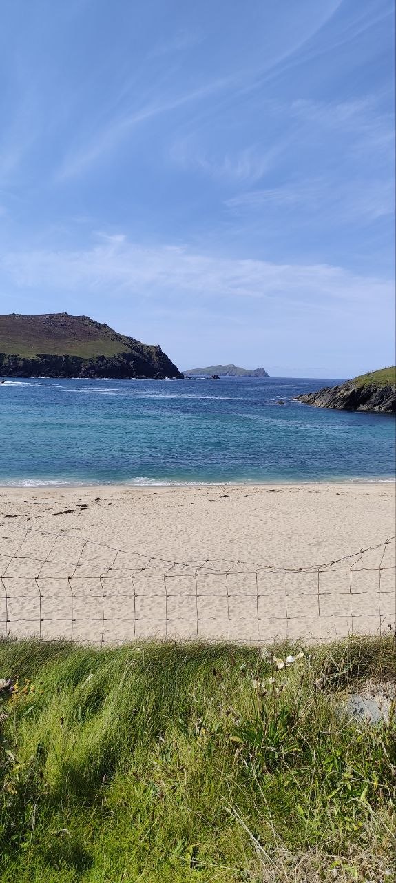 Playa de arena en la península de Dingle con las islas Blasket recortándose en el horizonte