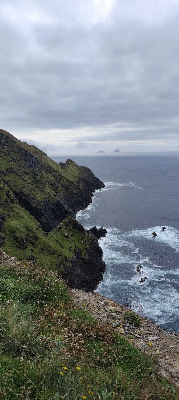 Vista de los Kerry Cliffs: capas de roca que caen al Atlántico entre prado verde